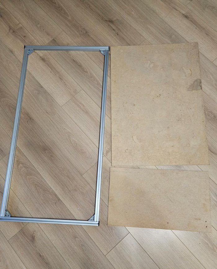 Примерка. Лишнее обрезаем, еще и из двух кусков получилось,
не беда! скрепим их тоже стяжками