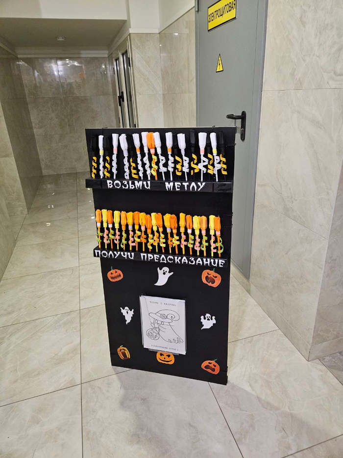 Окончательно собираем стенд, распечатываем, вырезаем и наклеиваем на него буквы, украшения и перемещаем на место постоянной дислокации