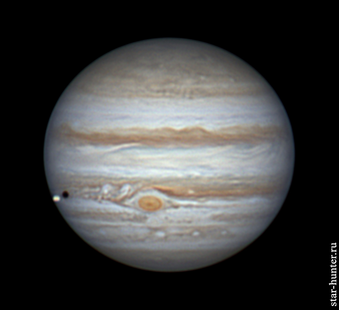 Спутник Ио отбрасывает тень на Юпитер