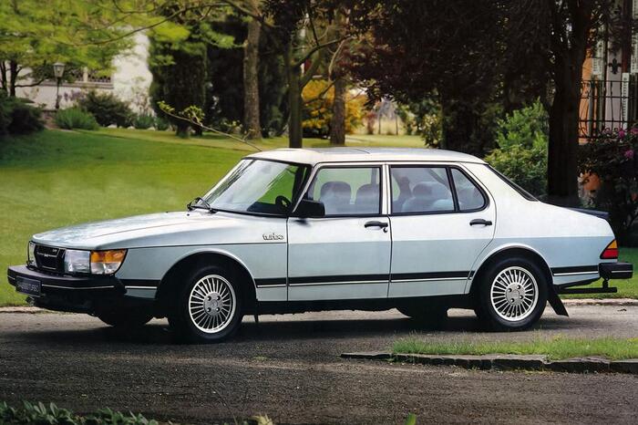 Saab 900 Turbo Sedan