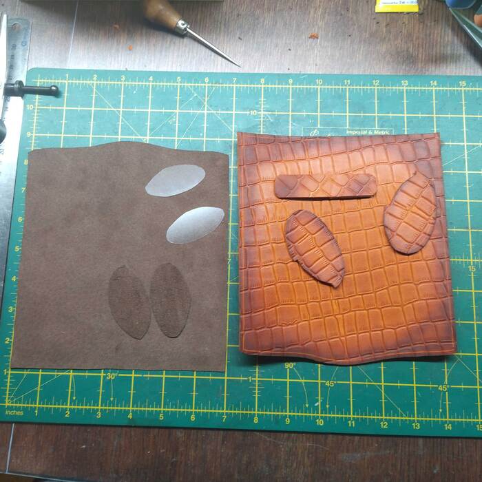 Заготовки для очечника из кожи.