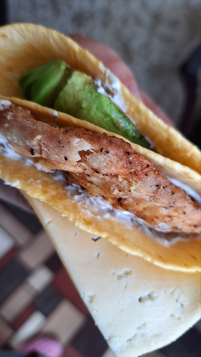 Лепёха с грудкой, сыром и авокадо КБЖУ 543\32\34\26