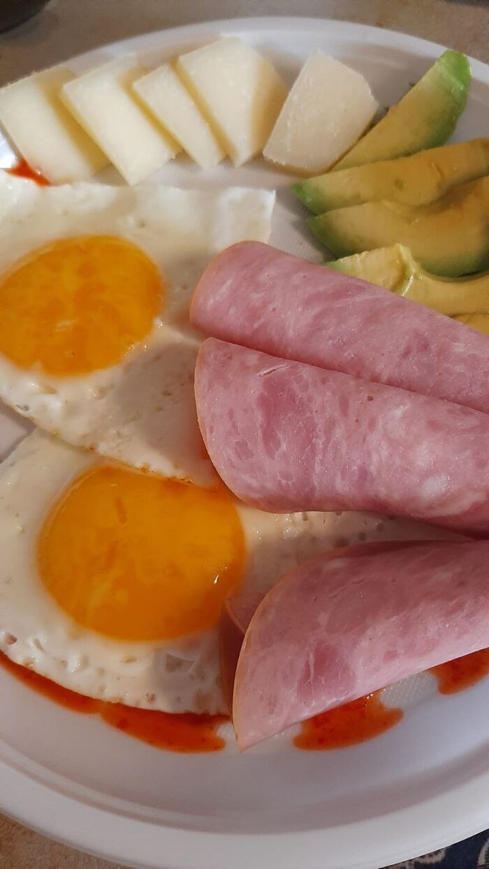 яичница с авокадо, ветчиной и сыром КБЖУ 423\29\28\11