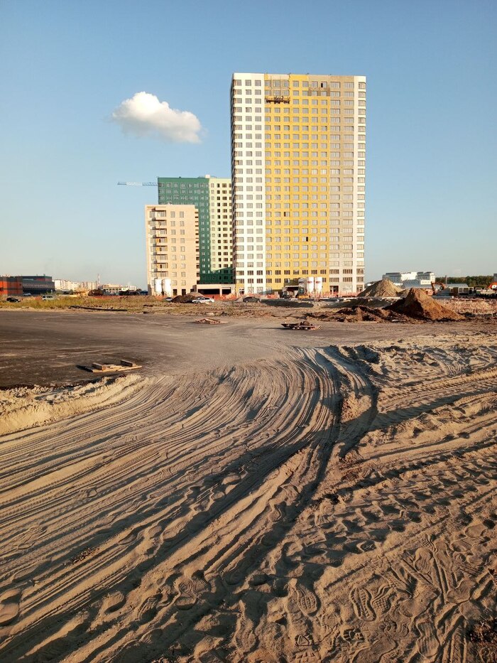 Процесс облицовки здания.