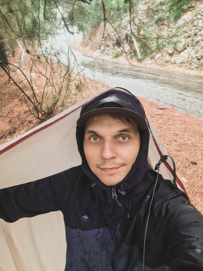 Я под тентом.