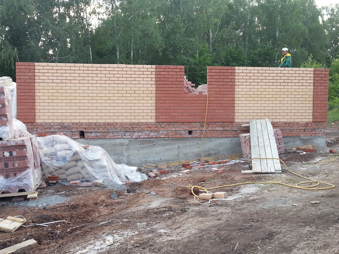 Исправленная стена. Бежевая часть и выступы красных частей соответствуют проекту