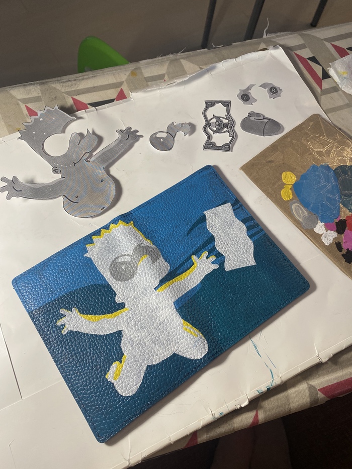 На фото видны трафареты мелких деталей