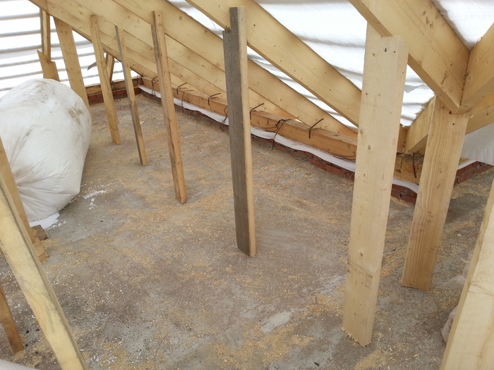 Не закрепленные подпорки, упирающиеся в пол