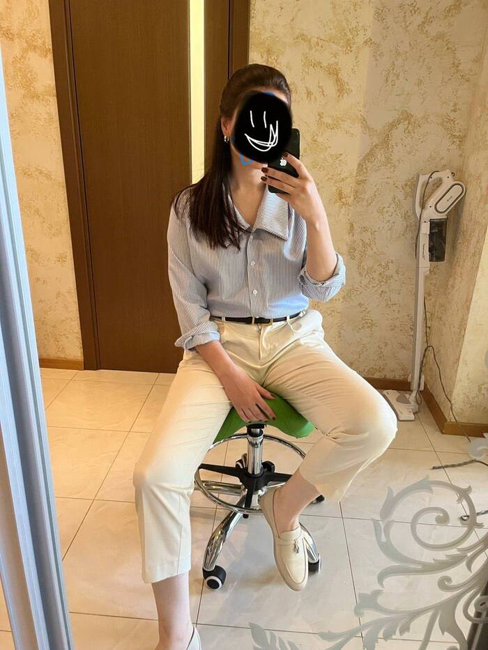 Этот презентабельный лучок стоит примерно 2 тыщи.
Брюки 600 рублей, блузка около 1000