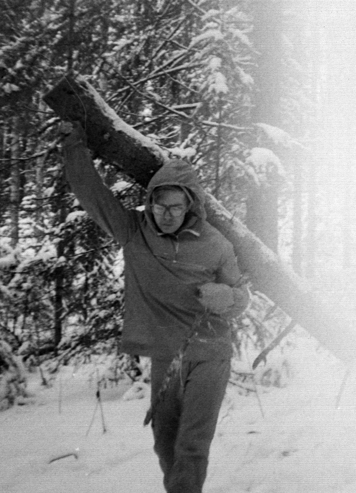 А это тот самый Лёха, который затащил нас на Усьву, тащит сушину из леса.