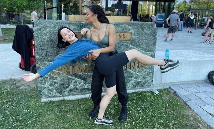 Главная героиня (умеет управлять месячными) держит на руках мужчину (да), который умеет превращаться в девушку (его за это по сюжету ненавидят родители). Это реально их способности, я не шучу, можете сами посмотреть