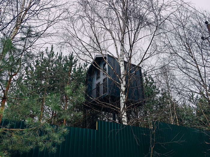 Идём обратно через посёлки. Дом на ножках.