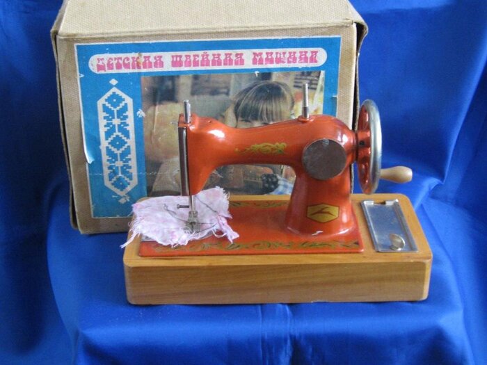 Детская швейная машинка