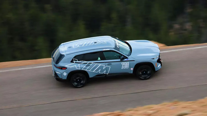 BMW XM стал рекордсменом Пайкс-Пик даже после столкновения с деревом. На пути к рекорду кроссовер попал в аварию