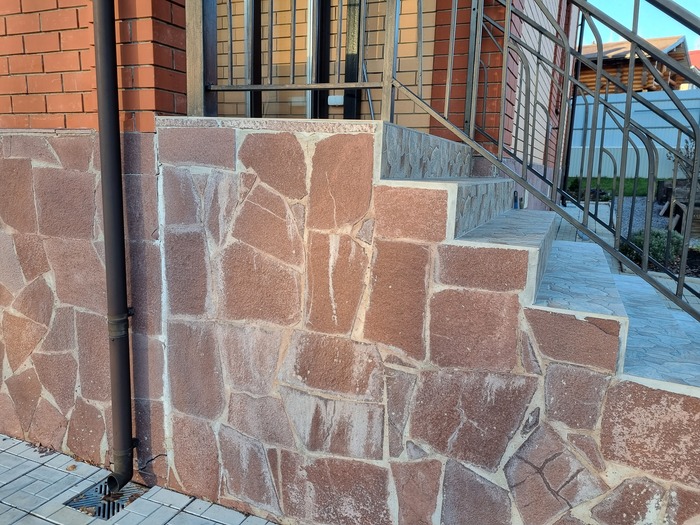 Лестница без фундамента гуляет относительно дома каждую весну