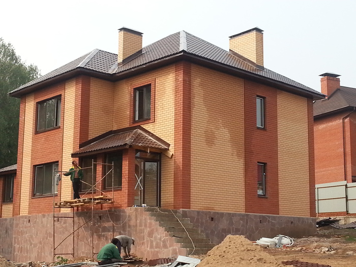 Дом в конце августа. Что это за пятно, которого раньше не было?