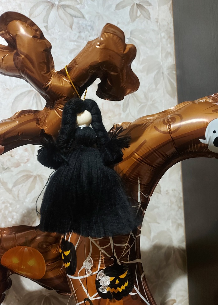 У нас тут типа елка на хэллоуин)