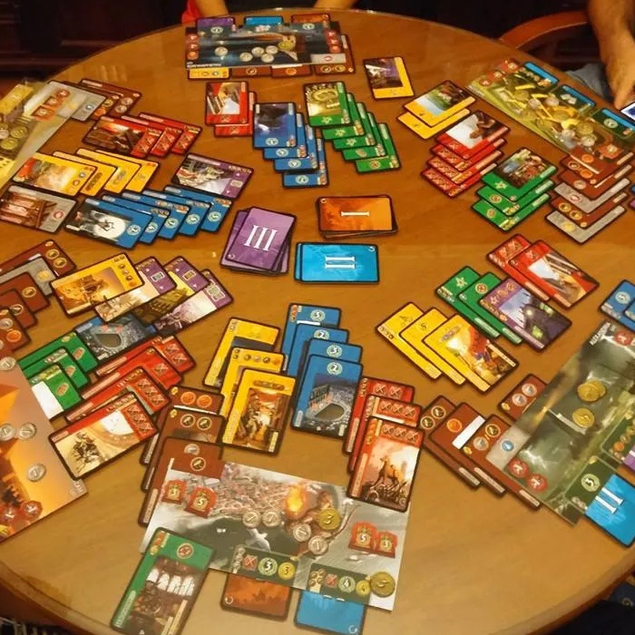 «7 чудес» (изображение с сайта <!--noindex--><a href="https://pikabu.ru/story/top_100_nastolnyikh_igr_ot_mistera_lisa_4544_mesta_10805900?u=http%3A%2F%2Fboardgamegeek.com&t=boardgamegeek.com&h=9d63b2cdc996790a2ec86c4155af2e2ef2a3d62a" title="http://boardgamegeek.com" target="_blank" rel="nofollow noopener">boardgamegeek.com</a><!--/noindex-->)