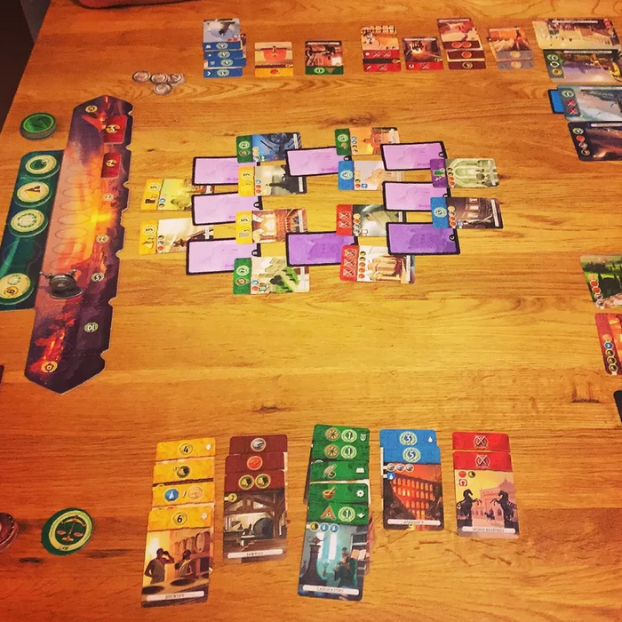 «7 Чудес. Дуэль» (изображение с сайта <!--noindex--><a href="https://pikabu.ru/story/top_100_nastolnyikh_igr_ot_mistera_lisa_4544_mesta_10805900?u=http%3A%2F%2Fboardgamegeek.com&t=boardgamegeek.com&h=9d63b2cdc996790a2ec86c4155af2e2ef2a3d62a" title="http://boardgamegeek.com" target="_blank" rel="nofollow noopener">boardgamegeek.com</a><!--/noindex-->)