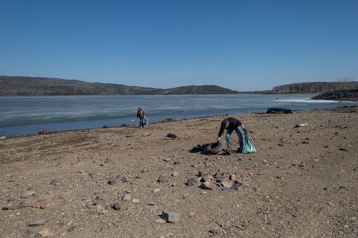 Пока вода отошла от берегов, почистили дно
