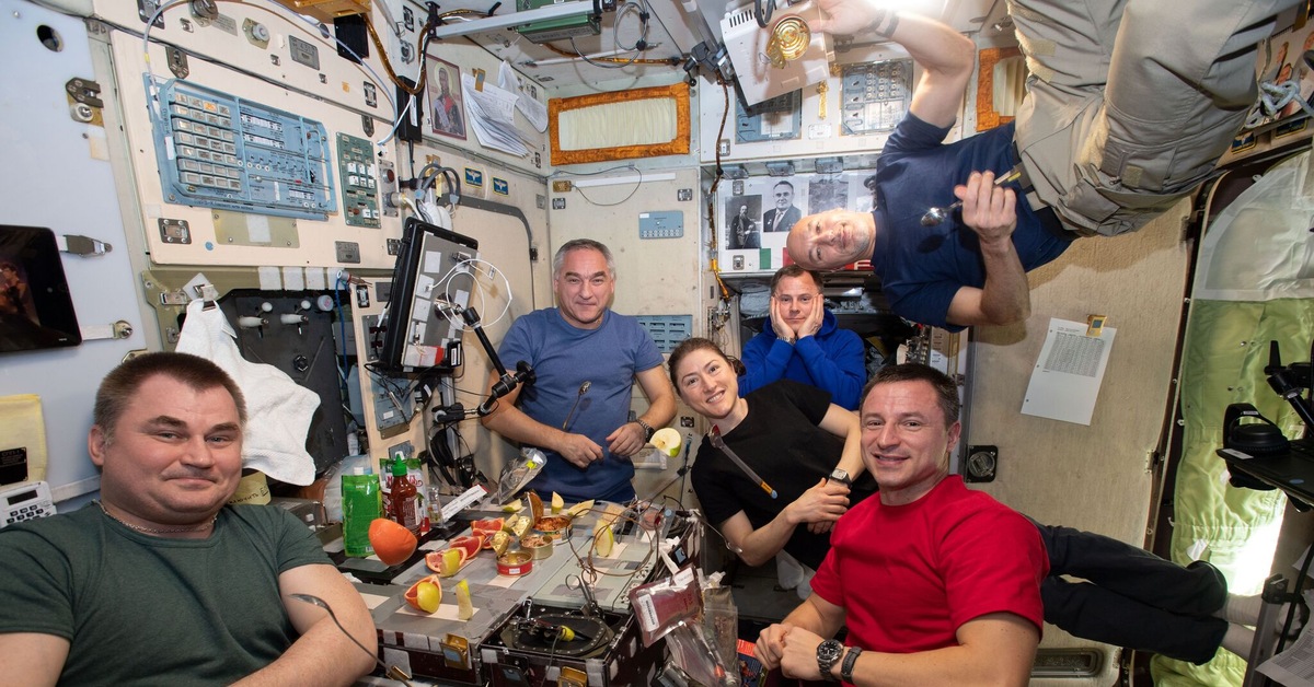 Какая космическая станция сейчас работает. Жизнь Космонавтов на МКС. Космонавты на МКС. Международная Космическая станция. Космическая станция МКС.