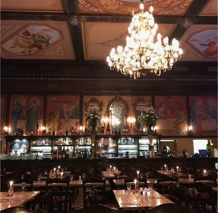 Вид на барную стойку ресторана 12 Апостолов в Ганновере.