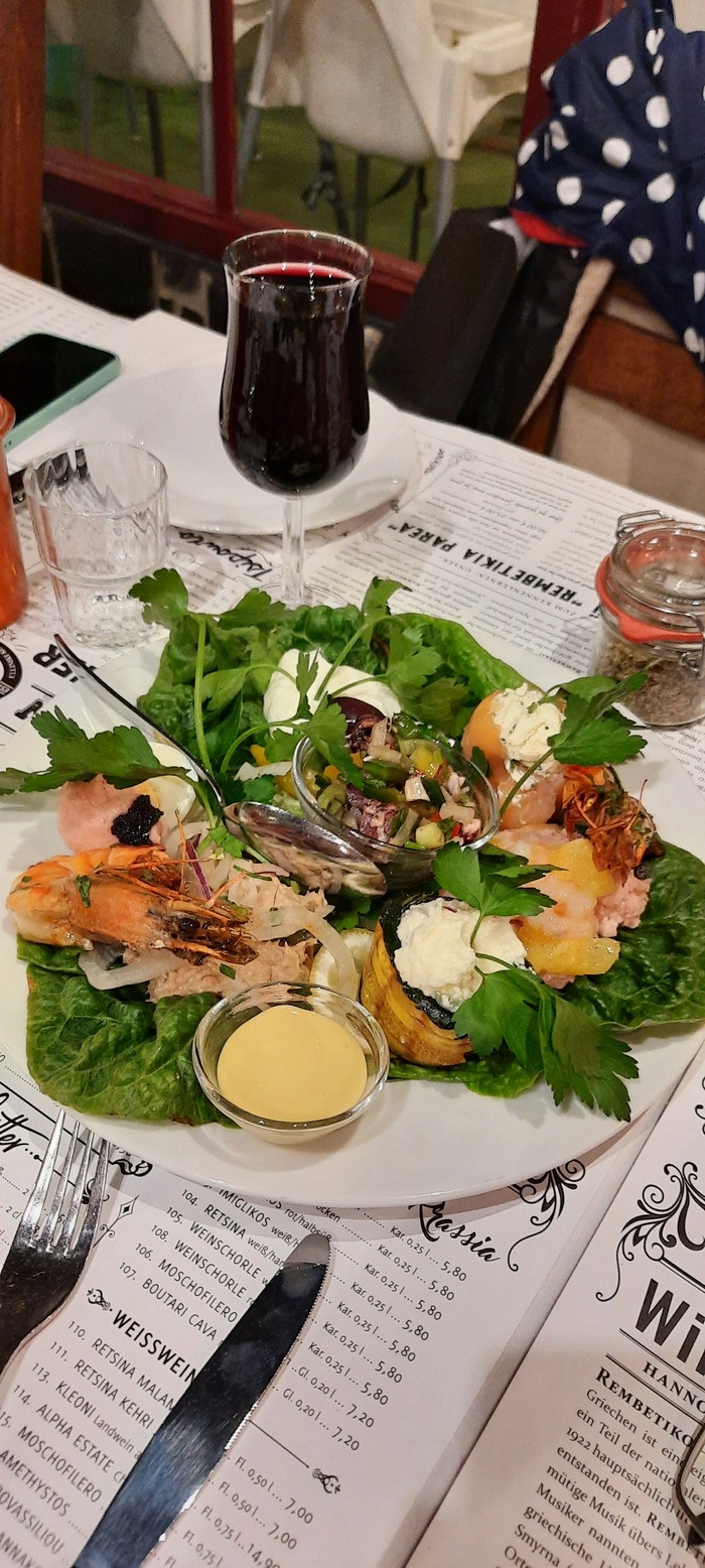 Не уверен что фото из 12 Апостолов, но если бы я шел туда завтра- то я бы заказывал что то вроде этого. Пиццу тоже можно, но на вкус будет такая же как из доставки, а заплатить придётся побольше :-)