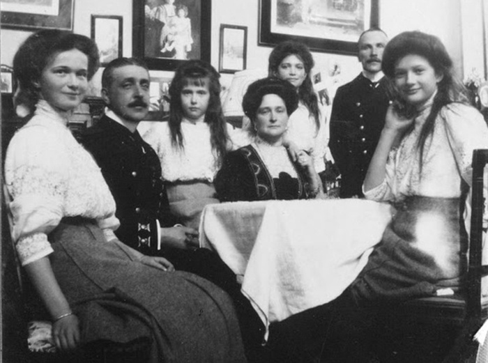 Императрица Александра Федоровна с дочерьми и двумя офицерами