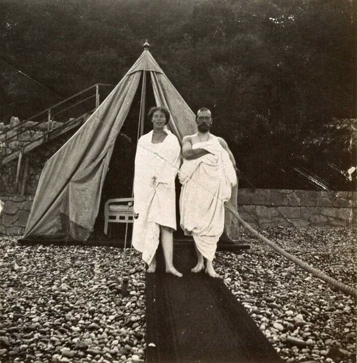 Николай II изображает Цезаря. Рядом стоит сестра Ольга