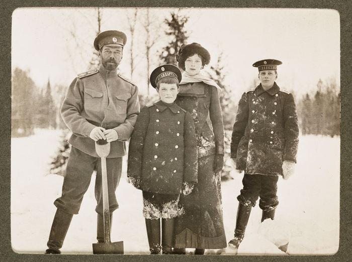 Император Николай II, сын царевич Алексей, княгиня Татьяна Николаевна и князь Никита Александрович