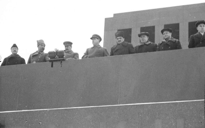 Руководители партии и правительства на трибуне Мавзолея В.И. Ленина во время военного парада, посвященного празднованию 24-й годовщины Великой Октябрьской социалистической революции. Фото В. Малышева
