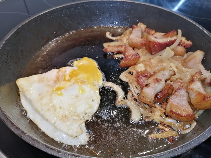 Жареная яичница с беконом.