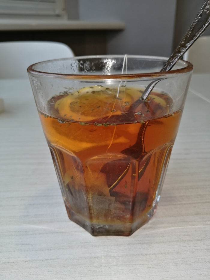 Черный чай с лимоном и чабрецом.