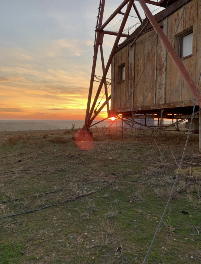 Ничего такого, просто мы с Ходячим замком смотрим на закат в степи в начале ноября.