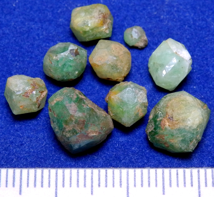 Хром-титановые гроссуляры с рудников Норильского горно-промышленного района. Собрание автора.