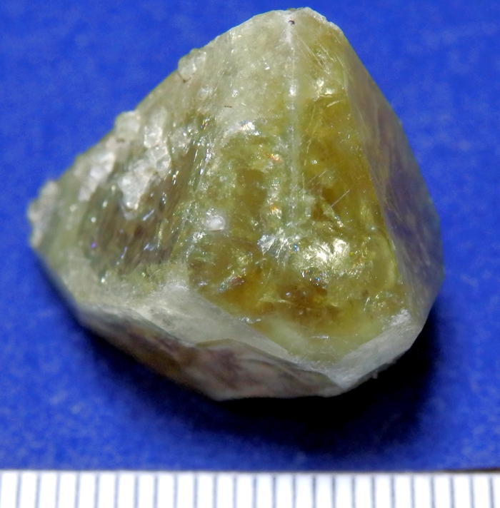 Кристаллы гроссуляра различных кристаллических форм. Река Вилюй, Якутия. Из собрания автора