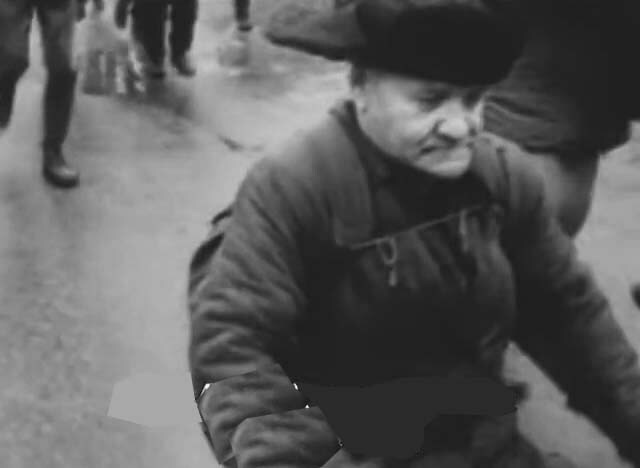 Простившие Родине все их обиды, катили болеть за нее инвалиды, - войною разрезанные пополам.