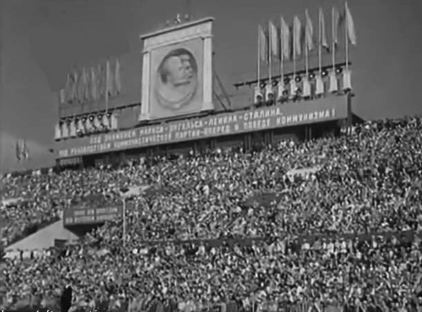 Вид на трибуну с барельефом Ленина-Сталина.