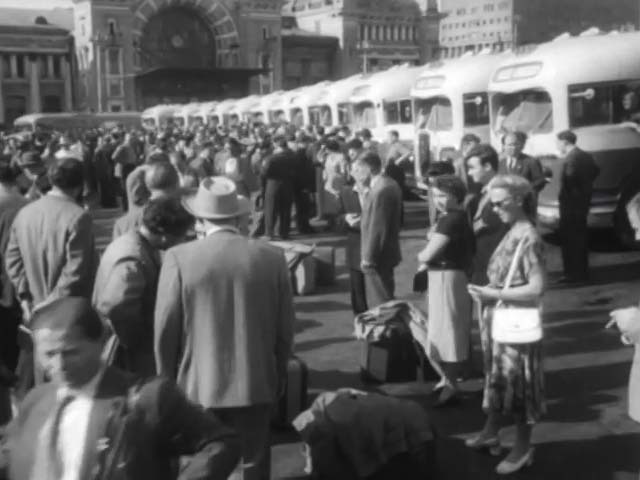 Немецкие туристы. Прибыло более 1500 человек. Для их обслуживания были выделены новенькие автобусы. Поездки и экскурсии по Москве