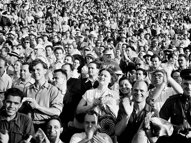 Зрители после забитого гола. 1:0