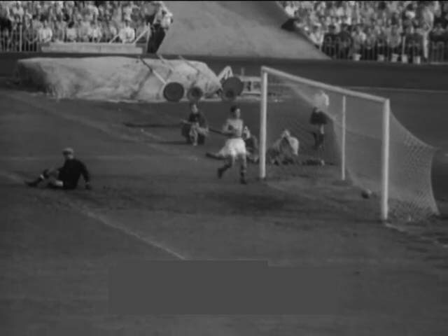 Мяч в сетке. Сборная Западной Германии сравняла счет - 1:1. Удрученный Лев Яшин