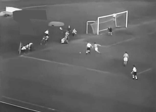 Атака по левому краю. Немец Шефер, пробив в ближний угол ворот. Лев Яшин неожиданно пропускает. Счет становится 1:2. Проигрываем.