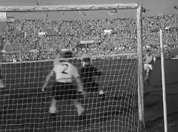 Удар А. Ильина. На фото он справа. Победная точка. 3:2.