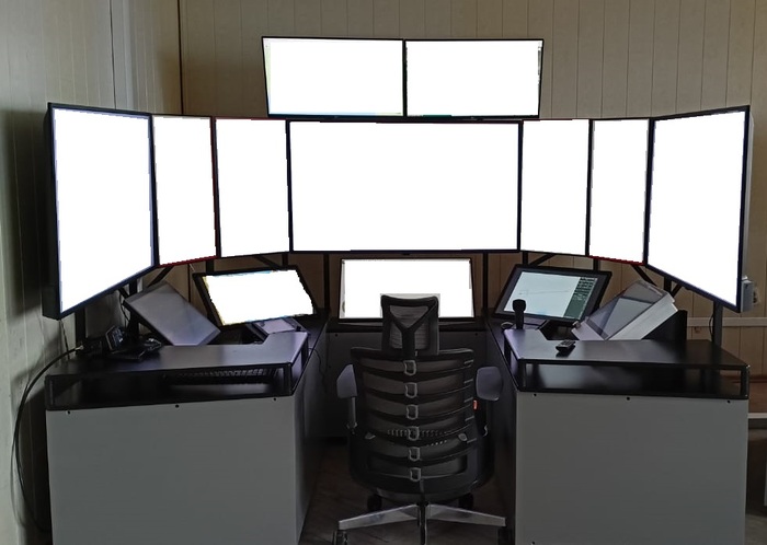 Рабочее место удалённого капитана на стенде (1 вариант). Стол потом кардинально переработали