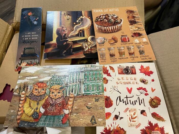 Все открытки такие классные - не могла не поделиться, специально сфотала их отдельно. Призрачное видение вызывает желание посмотреть полнометражный мультфильм про юную ведьмочку (обязательно в этой рисовке), а закладка - контрольный выстрел прямо в сердце