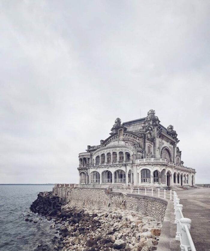 Заброшенное казино в Румынии.