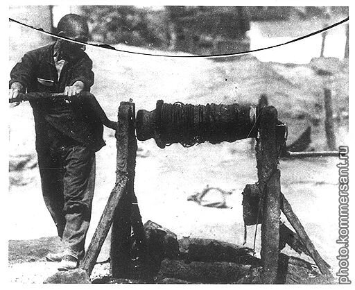 Подъем нефти из колодца, Апшеронский полуостров.