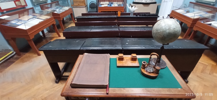 Учительский стол