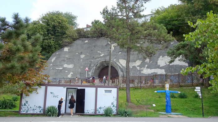 Фирменный магазин, почему-то внутри туннеля