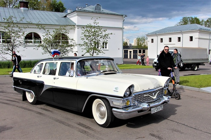 «Чайки» ранних выпусков конца 50‑х — начала 60‑х годов порой выходили в лимитированной двухцветной окраске.